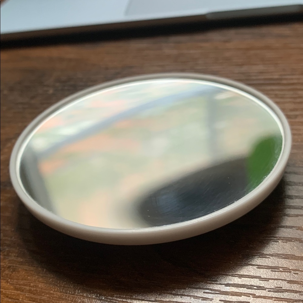 Magnifying mirror - Picture 1 of 5